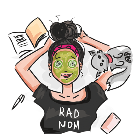 Lächelnde Frau mit Gesichtsmaske, die entspannt liegt und ein T-Shirt mit dem Aufdruck ‚rat mum‘ trägt. Neben ihr liegen eine Katze und ein Buch – symbolisiert Selbstfürsorge und Reflexion zum Muttertag. Bild für Menschen, die sich mit emotionalen Aspekten des Muttertags und ihrer eigenen Mutter-Kind-Beziehung auseinandersetzen.