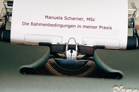 Schreibmaschine mit Text Manuela Scharner, die Rahmenbedingungen
